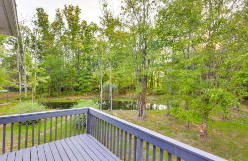 Large Yard with Pond Family Retreat in New Albany! - Foto 4