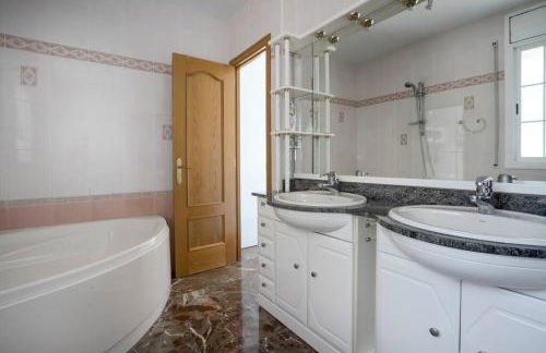 Basketball court, pool, BBQ, gardens, seaviews - Foto 65