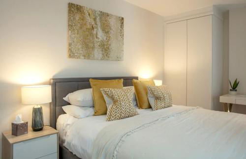 Westminster 2 bed 2 bath apartment with Air-Con - Photo 2