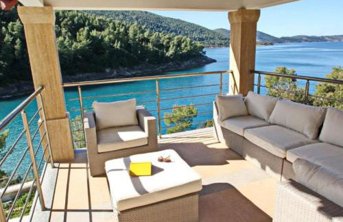 Beachfront Luxury Villa with Private Pool and Stunning Sea Views - Photo 25