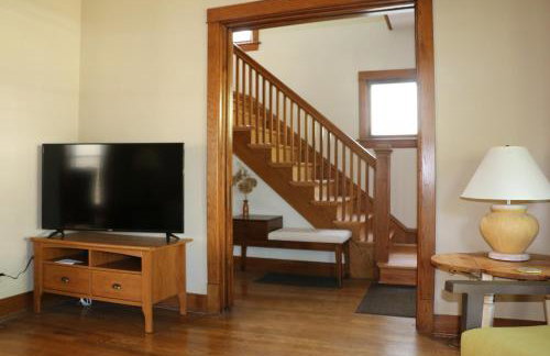 Historic Home with Outdoor Hot Tub Near Downtown in Public Transportation Hub - Photo 4