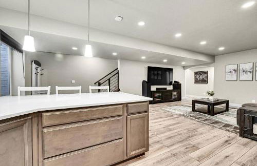 Modern 5BR/3BA Luxury Home|Movie Nights & Comfort - Foto 28