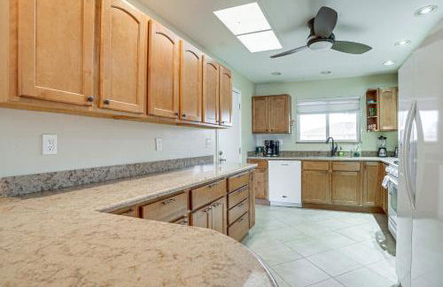 Close to Golf Sun City Escape with Furnished Porch! - Foto 6