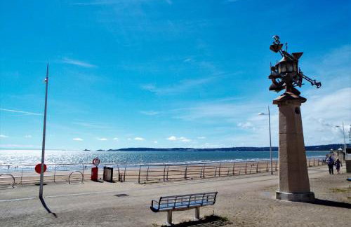 Beach Side APT with Home Cinema - Photo 5