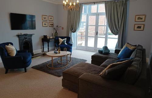 The West Wing at Eriviat Hall Hot Tub - Photo 72