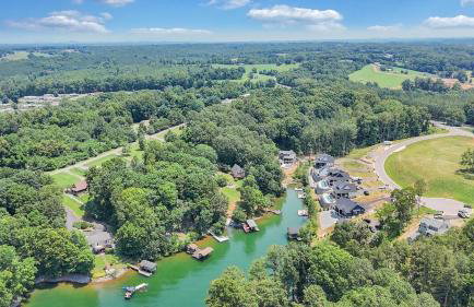 Lakefront 3BR with Dock, Fire Pit, Lawn Games, and Game Room - Foto 8