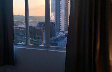 707- Apartamento Encantador, amplo e decorado, quarto, sala, cozinha, mobiliario moderno, cozinha completa com utensílios , Excelente vista da cidade e localização privelegiada no bairro Bigorrilho - Photo 2