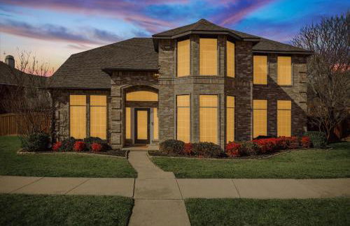 Glamorous Mansion w Private Pool and Cinema Room - Photo 57