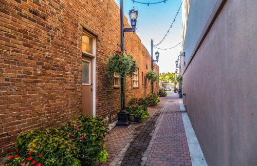 Elegant Loft-style Retreat in Old Firehouse Alley - Foto 31