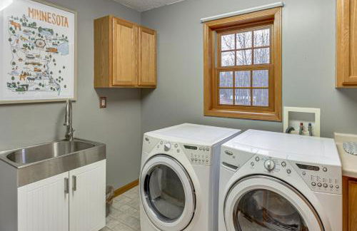 Private Lakefront Home with Game Room in Aurora! - Foto 32