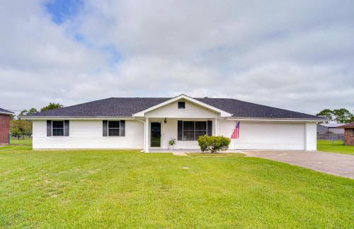 Patio & Grill! Charming 'Lake Charles Landing Pad' - Foto 3