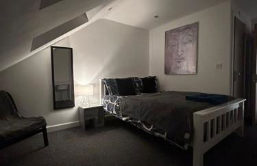 Large 6 Bed 6 Bathroom House - Ideal For Families, Large Groups, Contractors & Business Travellers - Foto 2