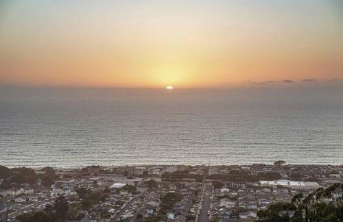 Charming 2BR Coastal Getaway in Pacifica - Photo 26