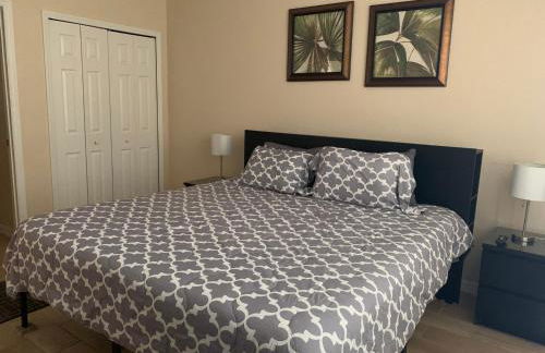 Spacious 4 BR Townhouse with 2 King Size Master Bedrooms, 3 miles to Disney, Free WiFi and Free Parking - Foto 22