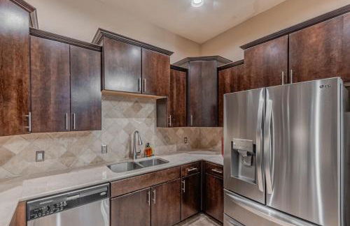 The Castle by the Lake with Pool and Balcony near Grandscape - Foto 29