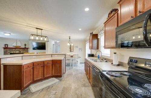 Efficiently Equipped Lewis Home Deck and Gas Grill! - Foto 6