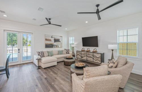 2 Blocks to the Beach! Pool & Golf Cart, Sleeps 21 - Foto 8