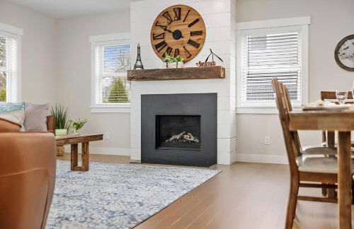 Renovated & Sophisticated Home Near Beach & Shops! - Photo 26