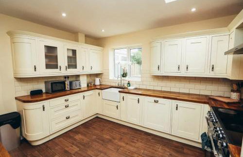 Huge 4 Bed Family Home in Derbyshire with Parking - Foto 46