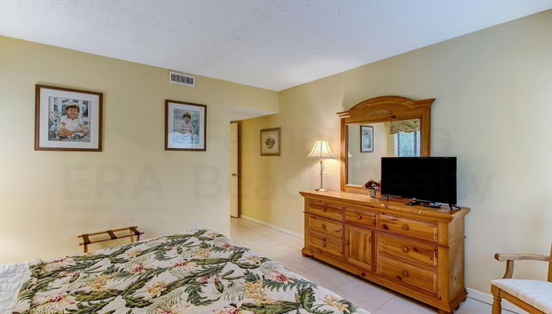 Dog Friendly Beach Wood Condo, Minutes Away from Atlantic Ocean by RedAwning - Foto 4, Habitación