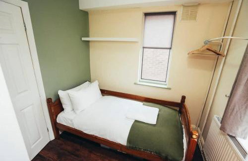 Huge 4 Bed Family Home in Derbyshire with Parking - Foto 17