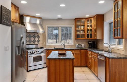 Secluded 9BR Getaway, Pool, Hot Tub & Huge Deck - Foto 11