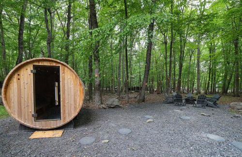 Luxurious Poconos Retreat - Hot Tub, Sauna, Games - Foto 3