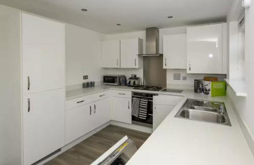 Cosy 5 Bedroom House With Parking - Foto 9