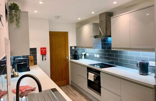 Spacious home with panoramic sea view, free parking EV & large garden - Photo 14