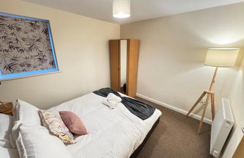 The Vogue Stay, 3 Bedrooms, 2 bathrooms, Ideal for JR & Oxford Hospitals, FREE CarPark, Conveniently located for Ring Road access, 2 miles from Oxford City Centre easy car & bus route - Foto 34