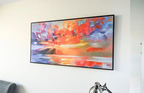 Modern 2BR Apartment for Contractors, Balcony & Fast Wi-Fi, W6 - Foto 5