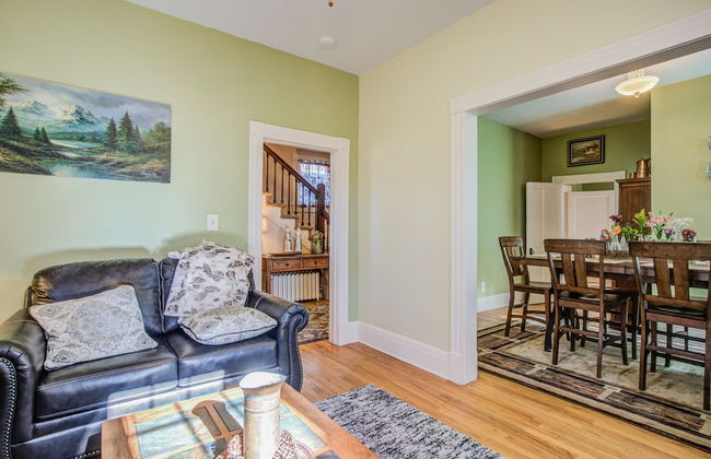 5bddowntown Victorian Charmhot Tub, Firepit - Photo 29