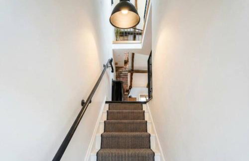 Beamed Village Apartment with Fireplace and Private Terrace, Castle Donington - Photo 2