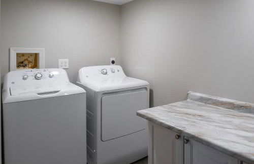 2BR Townhome with Parking - Walk to Stadiums & Downtown - Foto 14