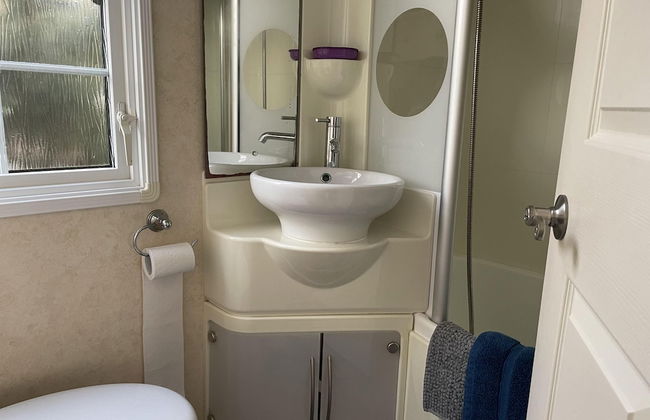 Captivating 2-bed Static Caravan on Private Land - Photo 11