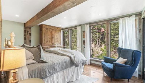 OVER THE RIVER AND THROUGH THE WOODS - Foto 2