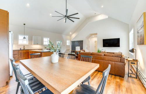 Walk to Beach and Sebago Lake Luxe Family Getaway! - Foto 1