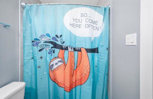 Chic 1BR Stay with King Bed and Free Park - Foto 12