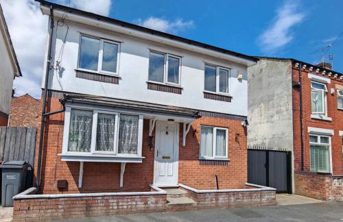 Regent House - Holiday Home With Free Parking - 5 Minutes Drive to Coop Live Arena, Etihad Stadium & Manchester City Centre - Foto 1
