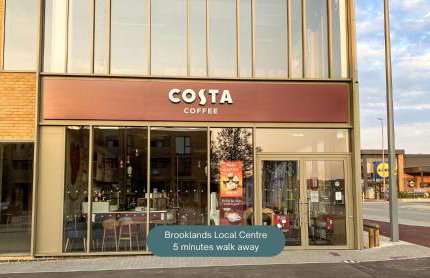 Detached House in Brooklands - Prime Location - Driveway Parking, Self-Check-In, Fast WiFi and Smart TV by Yoko Property - Foto 39