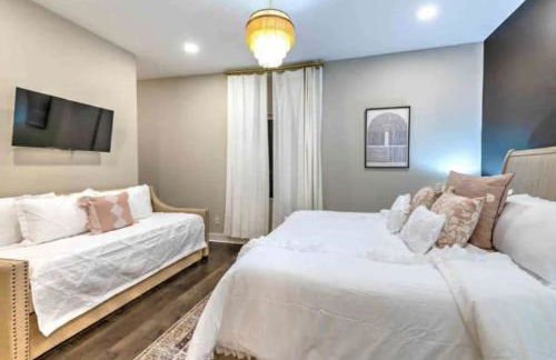 Luxury four-story Home, Rooftop Deck with views, PingPong! Sleeps 12! - Photo 14