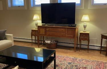 Pineapple House, Spacious 1st Floor Apartment! City Center! 96 Walk Score! FREE parking! - Foto 12