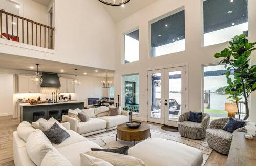 Hot Tub, Fire Pit! High-End Cedar Creek Lake Haven - Foto 1