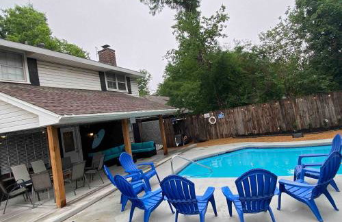6BR Dream Getaway w Heated Pool & Peaceful Vibe - Photo 12