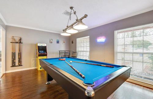 Exquisite Retreat with Heated Pool for 14 Guests, Pool Table Paradise! - Foto 47