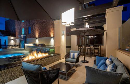 Stylish 2 Bed 2.5 Bath Condo Near Beverly Hills. - Photo 1