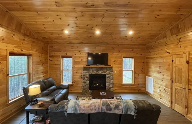 Charming cabin with an Amazing view! - pet and motorcycle friendly! 2 Bedroom Cabin by RedAwning - Foto 5