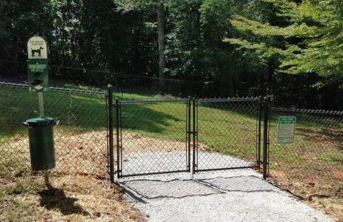 2 Bedroom Log Cabin on Lake James with Loft- Private Resort Amenities - Foto 6