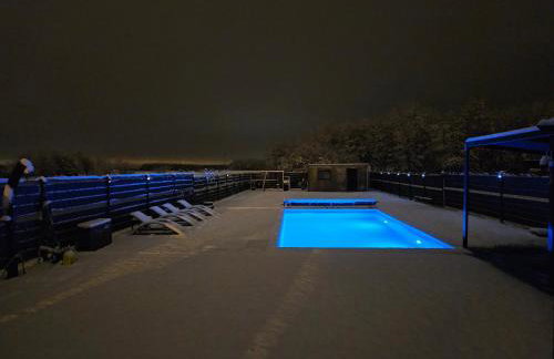 Villa Joy with Pool,Jacuzzi,E Auto Station - Foto 5