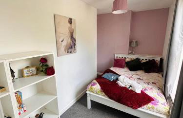 #56 4-Bedroom House Near Shops with Free Parking - Foto 15